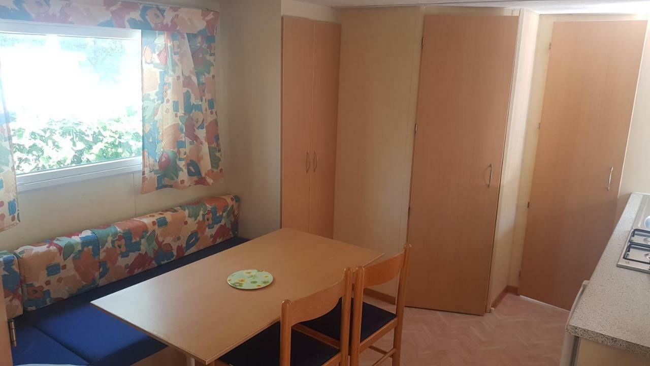 Camping Le Pigeonnier Saint-Crépin-et-Carlucet Exteriör bild